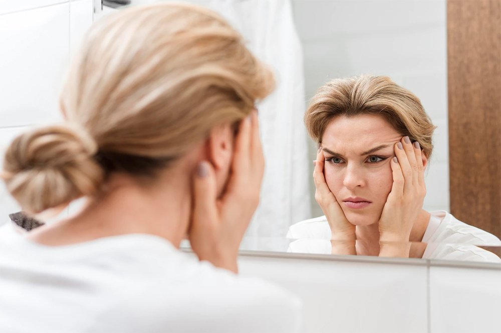 tip2 woman looking herself in mirror
